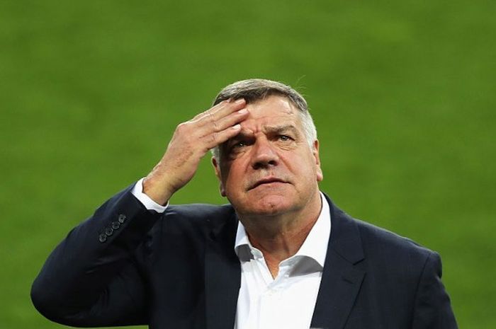 Manajer tim nasional Inggris, Sam Allardyce, bersiap melakoni pertandingan Grup F Kualifikasi Piala Dunia 2016 kontra Slovakia di City Arena, Trnava, Slovakia, 3 September 2016.