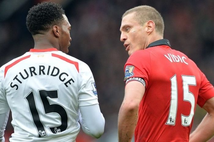 Daniel Sturridge dan Nemanja Vidic berdebat dalam duel Man United kontra Liverpool pada ajang Premier League di Stadion Old Trafford, 16 Maret 2014.
