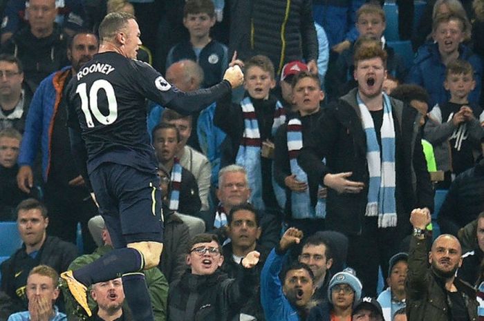 Striker Everton, Wayne Rooney, merayakan gol yang dia cetak ke gawang Manchester City dalam laga Liga Inggris di Stadion Etihad, Manchester, pada 21 Agustus 2017.