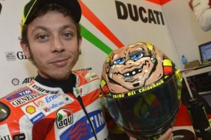 Valentino Rossi memamerkan helm spesialnya di MotoGP San Marino 2012