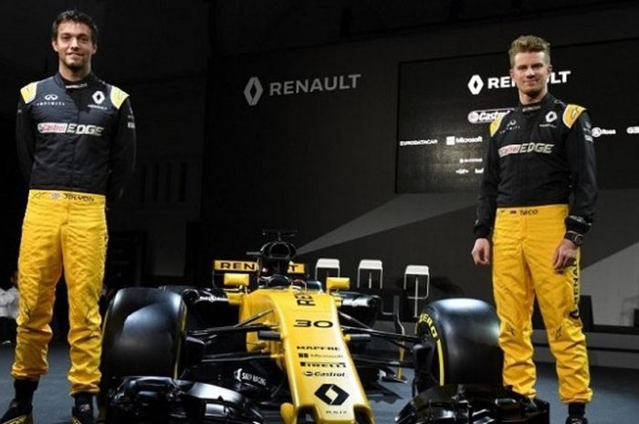 Pebalap Renault, Jolyon Palmer (Inggris Raya,kiri) dan Nico Hulkenberg (Jerman) berpose dengan mobil Renault R.S.17 yang akan digunakan pada Formula 1 2017 dalam acara di London, Selasa (21/2/2017) malam WIB. 