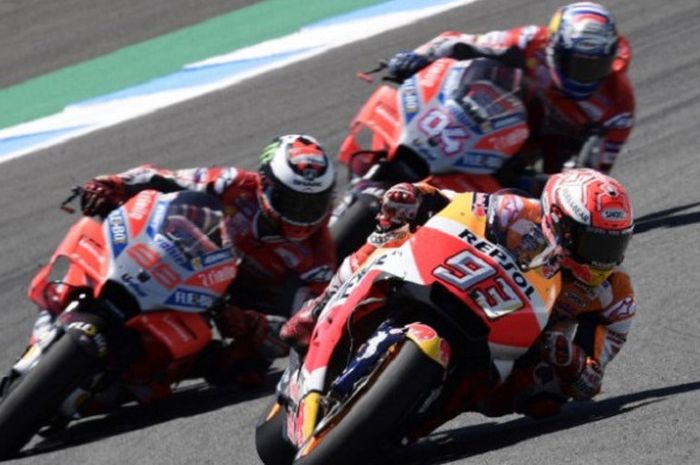 Marc Marquez, Jorge Lorenzo, dan Andrea Dovizioso saat beraksi pada balapan MotoGP Spanyol di Sirkuit Jerez, Spanyol, Minggu (6/5/2018).     