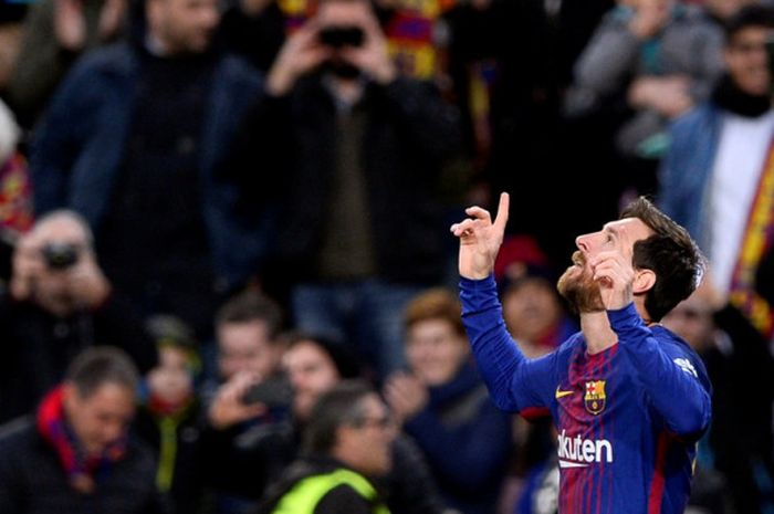 Megabintang FC Barcelona, Lionel Messi, merayakan gol yang dia cetak ke gawang Levante dalam laga Liga Spanyol di Stadion Camp Nou, Barcelona, pada 7 Januari 2018.