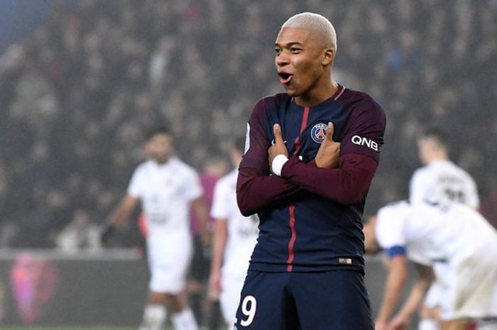 Striker Paris Saint-Germain, Kylian Mbappe, merayakan gol yang dia cetak ke gawang Caen dalam laga Liga Prancis di Stadion Parc des Princes, Paris, pada 20 Desember 2017.