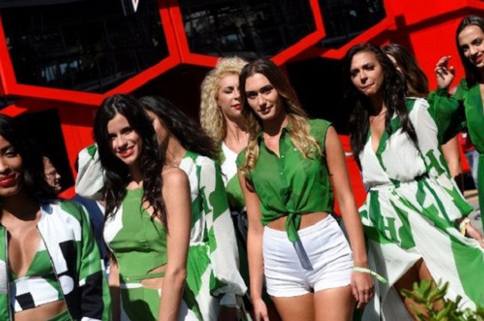 Para grid girls Formula One berjalan di area pit lane jelang balapan GP Italia di Sirkuit Monza, 3 September 2017.