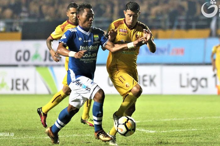 Pemain Sriwijaya FC Esteban Vizcarra mencoba melewati pemain Persib Bandung, Tony Sucipto