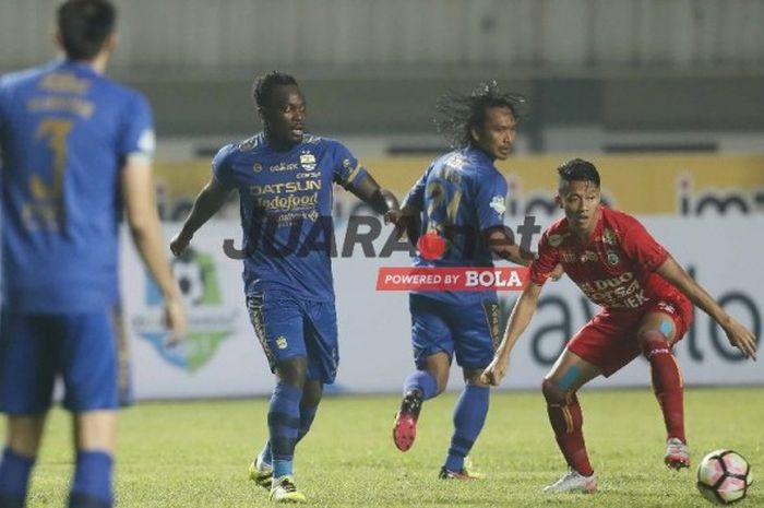 Pemain Persib Bandung, Michael Essien, beraksi kontra Arema FC saat kedua tim bertemu pada pertandingan Liga 1, Sabtu (15/4/2017).