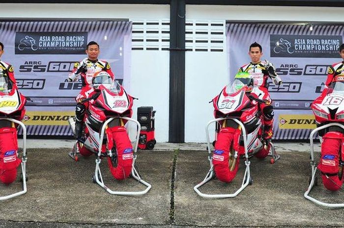 Para pebalap Astra Honda Racing Team (AHRT), (kiri-kanan) Awhin Sanajaya, Rheza Danica Ahrens, Gerry Salim, dan Irfan Ardiansyah, berpose di Sirkuit Johor Malaysia, tempat digelarnya seri pertama Asia Road Racing Championship 2017, 31 Maret - 2 April.