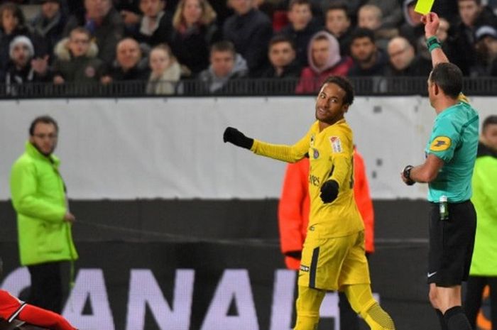 Striker Paris Saint-Germain, Neymar (tengah), mendapatkan kartu kuning usai menjegal pemain Rennes, Hamari Traore, ketika keduanya bertemu di semifinal Piala Liga Prancis pada Rabu (31/1/2018). 