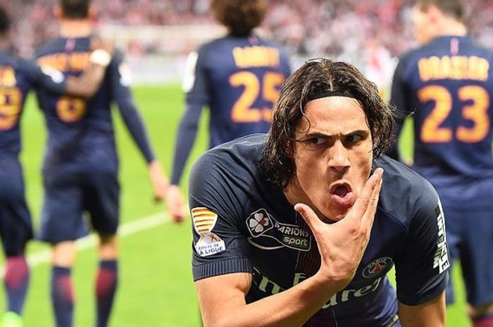 Aksi selebrasi striker Paris Saint-Germain, Edinson Cavani, seusai mencetak gol ke gawang Monaco dalam laga Final Piala Liga Prancis 2016 di Stadion Parc Olympique Lyonnais, Decines-Charpieu, pada 1 April 2017.