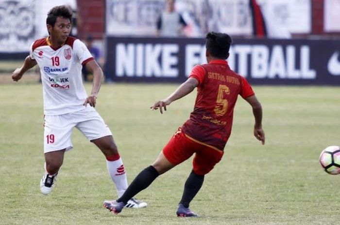 Pemain Persis Solo, Akbar Riansyah (kiri) dihadang pilar Persiba, Satria Nova pada laga Grup 4 Liga 2 musim 2017 di Stadion Sultan Agung, Bantul, Minggu (7/5/2017).