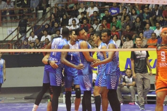 Para pemain Palembang Bank Sumsel (biru) berhasil memetik poin atas lawannya, Jakarta BNI Taplus, pada laga final four Proliga 2017 di GOR Sritex Arena, Solo, Jumat (7/4/2017).