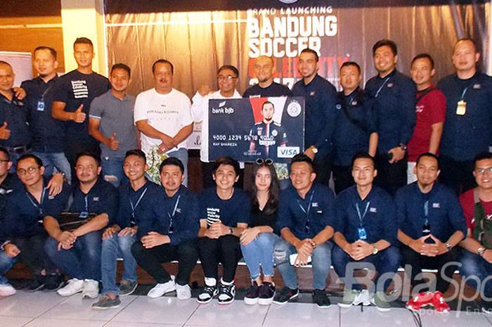 Para anggota komunitas penggiat sepak bola Bandung, Bandung Soccer Celebrity, berpose bersama saat peluncuran di Gedung Asprov PSSI Jawa Barat, Minggu (19/11/2017).