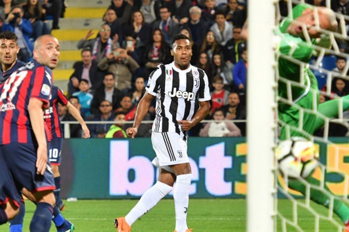 Bek kiri Juventus, Alex Sandro (kedua dari kanan), mencetak gol ke gawang Crotone dalam laga Liga Italia di Stadion Ezio Scida, Crotone pada 18 April 2018.