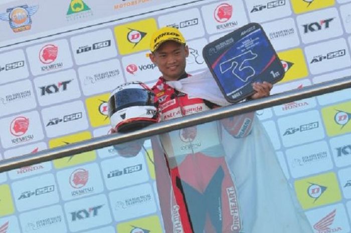 Pebalap Astra Honda Racing Team (AHRT) Indonesia , Rheza Danica Ahrens, berpose di podium pertama pada balapan pertama ARRC  di The Bend Motorsport Park, Adelaide, Australia, Sabtu (21/4/2018).