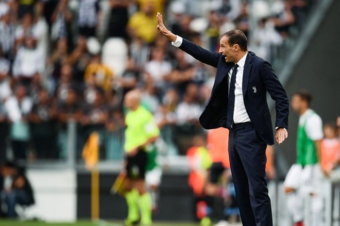 Pelatih Juventus, Massimiliano Allegri, memberikan instruksi kepada anak-anak asuhnya dalam laga Liga Italia kontra Lazio di Allianz Stadium, Turin pada 25 Agustus 2018.