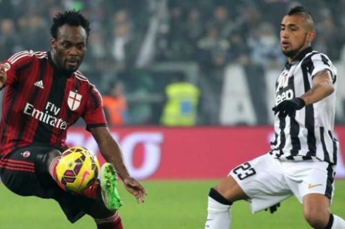 Michael Essien (kiri) ketika masih bermain untuk AC Milan sedang berebut bola dengan Arturo Vidal (Juventus), 7 Februari, 2015.