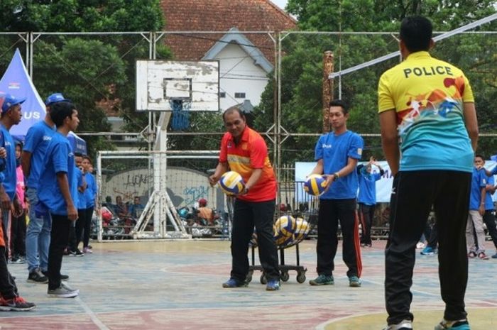 Pelatih Surabaya Bhayangkara Samator, Ibarsjah Djanu Tjahyono, memberikan pelatihan dalam acara coaching clinic bersama Isoplus di IKIP Budi Utomo, Malang, Senin (20/3/2017).