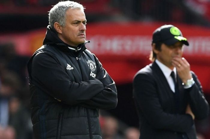 Manajer Manchester United, Jose Mourinho, saat memperhatikan permainan timnya menghadapi Chelsea dalam laga Liga Inggris 2016-2017 di Old Trafford, Manchester, Inggris, pada Minggu (16/4/2017).