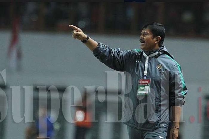 Pelatih Timnas U-19 Indonesia Indra Sjafri memberikan instruksi kepada pemainnya dalam laga kontra Thailand di Stadion Wibawa Mukti, Minggu (8/10/2017).