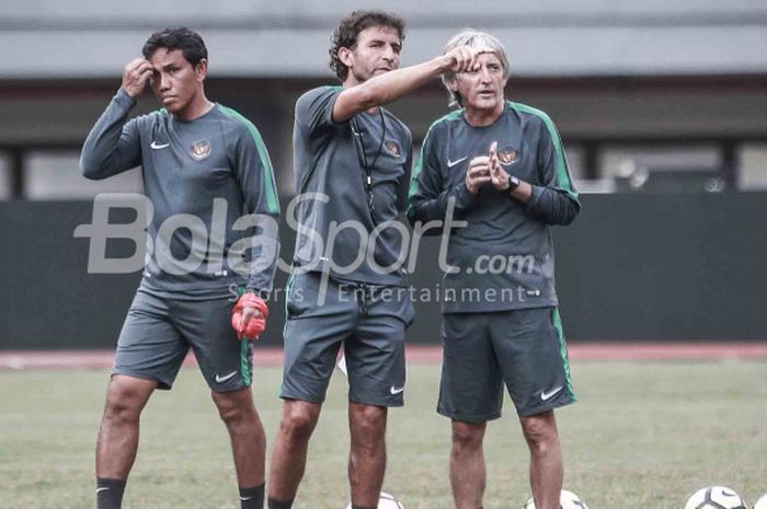     Pelatih Timnas Indonesia Luis Milla (tengah) dan dua asistennya Bima Sakti (kiri) dan Miguel Gandia (kanan) di sesi latihan di Stadion Patriot, Bekasi, Jumat (24/11/2017), jelang laga persahabatan melawan Timnas Guyana pada Sabtu (25/11/2017).    