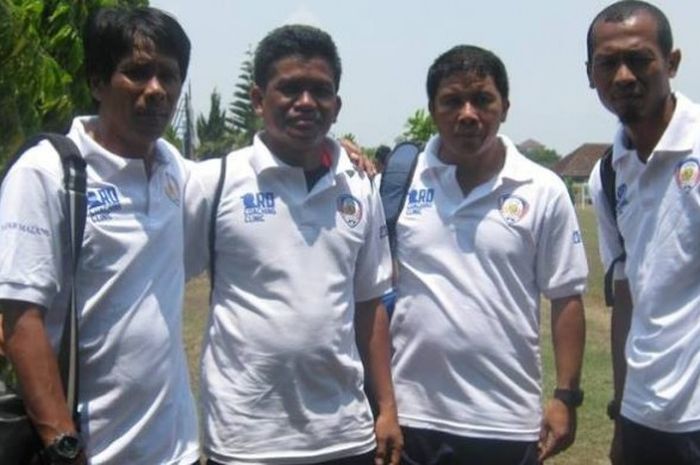 Asisten pelatih anyar Sriwijaya FC, Francis 'Enal' Wawengkang (dua dari kanan) bersama pelatih kiper Hendro Kartiko (kanan) dalam sebuah kursus pelatih pada 2014. 
