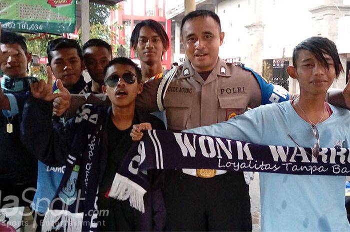 LA Mania berpose dengan seorang salah seorang Polisi sebelum laga Bali United kontra Persela di Stadion Kapten I Wayan Dipta, Gianyar, Minggu (3/9/2017) malam.