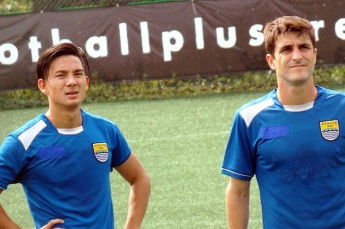 Gelandang Persib, Robertino Pugliara (kanan) bersama Kim Jeffrey Kurniawan, saat berlatih di Lapangan Progresif Bandung, Selasa (6/9/2016).