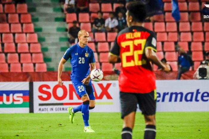 Bek tengah timnas Thailand kelahiran Jerman, Manuel Tom Bihr saat menghadapi timnas Timor Leste pada laga perdana Grup B Piala AFF 2018 di Stadion Rajamangala, Bangkok, 9 November 2018. 