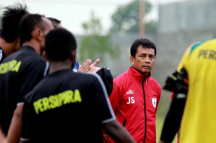 Jafri Sastra, pelatih Persipura, sedang memimpin latihan para pemain di Batu, Malang, Jawa Timur.