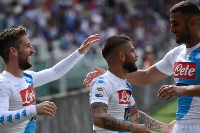 Penyerang sayap Napoli, Lorenzo Insigne (tengah), merayakan golnya bersama Dries Mertens (kiri) dan Faouzi Ghoulam dalam laga Serie A versus Torino di Stadion OIlimpico di Torino, Turin, 14 Mei 2017.