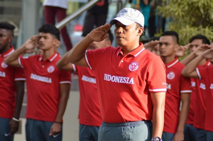 Asisten pelatih timnas U-19 Indonesia, Miftahudin Mukson saat memimpin upacara kemerdekaan RI di area parkir, Jumat (17/8/2018).