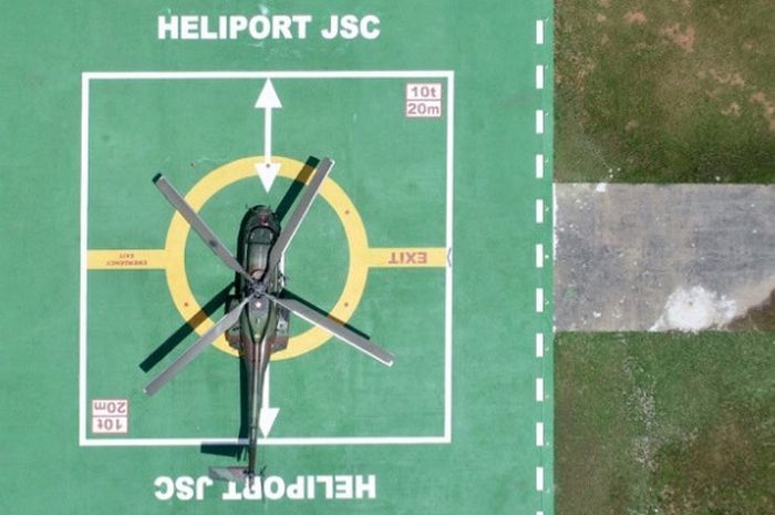 Helikopter Puma jenis SA330 milik TNI Angkatan Udara, mendarat mulus pada uji coba landasan heliport yang dibangun untuk persiapan Asian Games 2018 di Komplek olahraga Jakabaring Sport City (JSC), Jumat (13/4/2018).