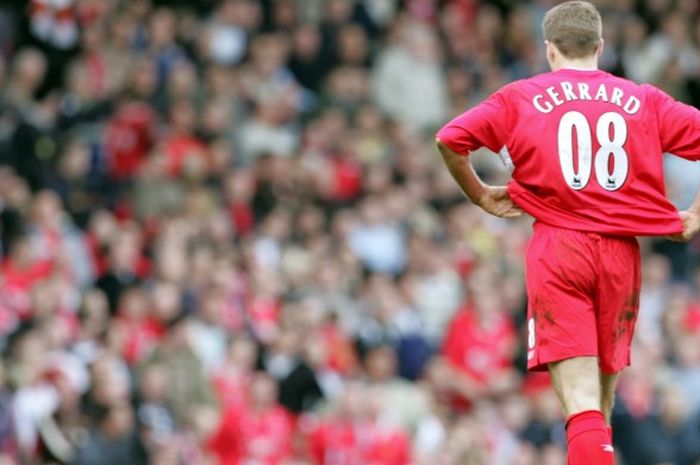 Steven Gerrard berjalan meninggalkan lapangan usai menerima kartu merah dalam pertandingan Liverpool versus Everton, 25 Maret 2006.