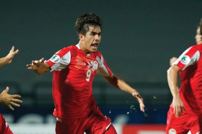 Striker timnas U-16 Tajikistan, Rustam Soirov (tengah) merayakan sukses mereka menumbangkan timnas U-16 Korea Utara pada perempat final Piala Asia U-16 2018 di Stadion Petaling Jaya, Selangor, 30 September 2018.  
