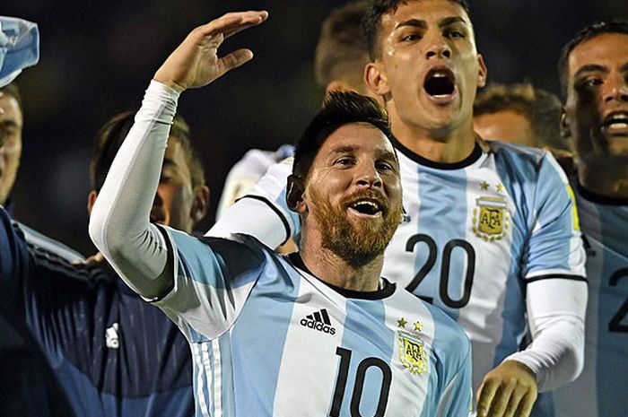 Penyerang timnas Argentina, Lionel Messi (tengah), merayakan keberhasilan timnya mengalahkan Ekuador pada 10 Oktober 2017 untuk memastikan satu tempat di Piala Dunia 2018.