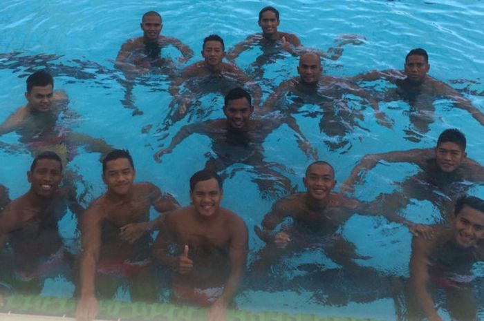 Tim nasional polo air putra Indonesia berpose di kolam renang National Aquatic Centre, KL Sports City, Bukit Jalil, Malaysia, Rabu (16/8/2017).