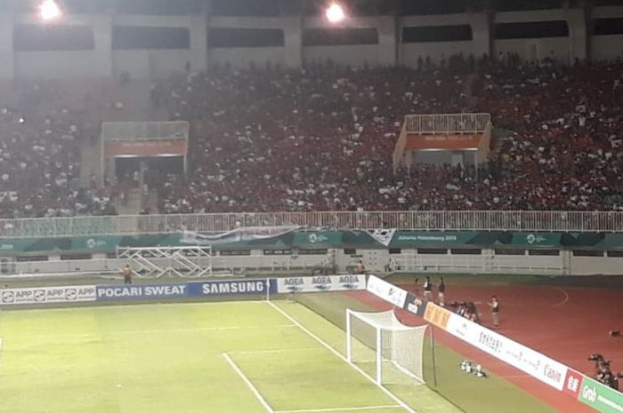Suporter timnas U-23 Korea Selatan membentangkan spanduk untuk Indonesia saat laga melawan timnas U-23 Jepang pada final sepak bola Asian Games 2018 di Stadion Pakansari, Cibinong, Kabupaten Bogor, Jawa Barat, Sabtu (1/9/2018).