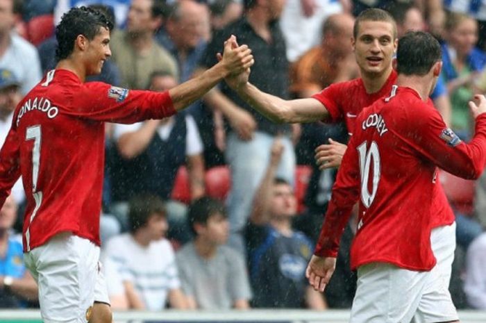 Cristiano Ronaldo (kiri) merayakan golnya bersama Nemanja Vidic saat Manchester United menghadapi Wigan Athletic di JJB Stadium Wigan, 11 Mei 2008.