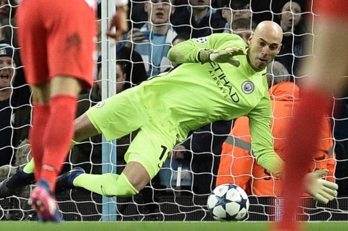 Wilfredo Caballero menggagalkan penalti Radamel Falcao saat Manchester City menang 5-3 atas AS Monaco di Stadion Etihad, Selasa (21/2/2017).