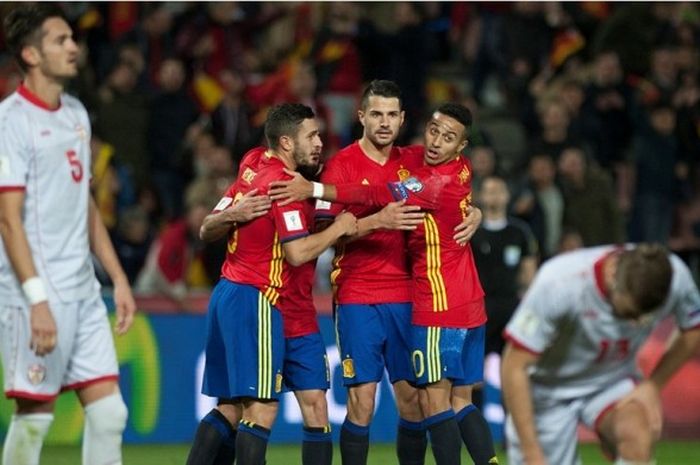 Para pemain Spanyol merayakan gol ke gawang Makedonia pada partai Kualifikasi Piala Dunia 2018 zona Eropa di Stadion Nuevo Los Carmenes, Sabtu (12/11/2016).