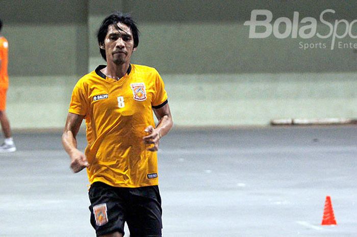 Pemain Borneo FC, Syamsul Chaeruddin, saat mengikuti latihan tim di GOR Universitas Negeri Yogyakarta, Senin (8/1/2018) sore.