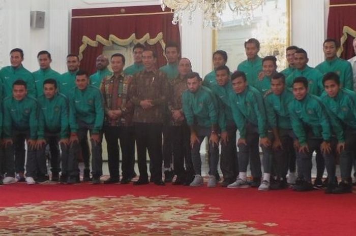 Presiden Joko Widodo berpose bersama pemain timnas Indonesia sebelum makan siang di Istana Merdeka, Senin (19/12/2016). 