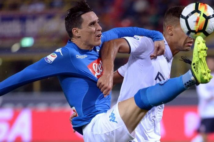 Penyerang sayap Napoli, Jose Callejon (kiri), berduel dengan bek Bologna, Adam Masina, dalam partai Liga Italia di Stadion Renato Dall'Ara, Bologna, 10 September 2017.