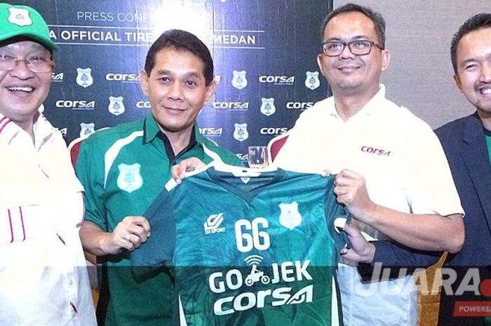 Perwakilan PSMS Medan saat memberikan jersey kepada perwakilan Corsa di Hotel Fave Medan, Kamis (18/5/3017) malam.