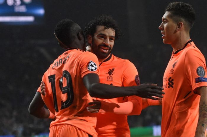 Trio Firmansah, Roberto Firmino, Sadio Mane, dan Mohamed Salah, melakukan sebebrasi setelah Mane mencetak gol ke gawang FC Porto pada laga pertama babak 16 besar Liga Champions di Stadion Do Dragao, pad a14 Februari 2018.