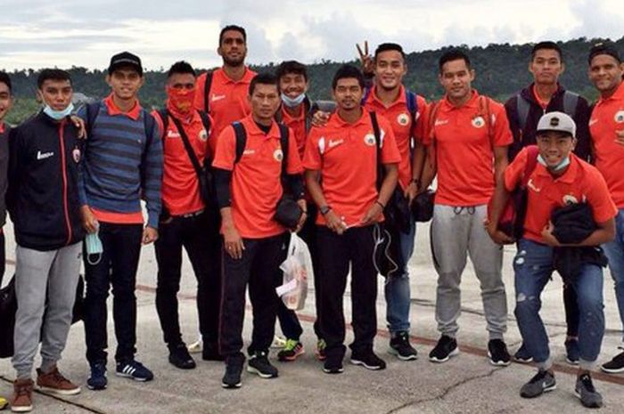 Skuat Persija, kala transit di Biak dan bersiap melanjutkan penerbangan ke Serui. 