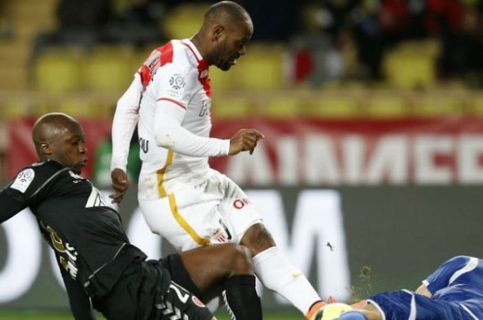 Penyerang AS Monaco, Vagner Love (tengah), beraksi dalam pertandingan Ligue 1 pekan ke-30 melawan Stade Reims di Stadion Stade Louis II, Jumat (11/3/2016) waktu setempat. 