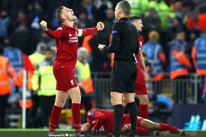 Gelandang Liverpool FC, Jordan Henderson (kiri), merayakan kemenangan timnya atas Napoli dalam laga 
