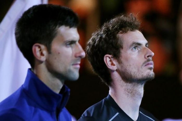 Petenis Inggris Raya, Andy Murray (kanan), berdiri berdampingan dengan Novak Djokovic (Serbia) setelah menyelesaikan laga final Australia Terbuka di Rod Laver Arena, Melbourne Park, Minggu (31/1/2016).